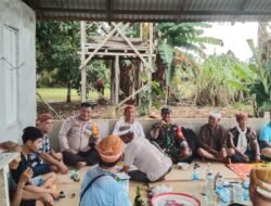 Keakraban Babinsa Kendawangan dengan Warga Sekaligus Komsos di Wilayah Binaan