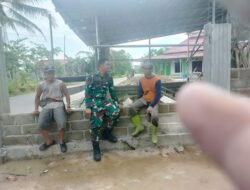 Babinsa Koramil 1001-03/Awayan Laksanakan Komsos, Perkuat Hubungan dengan Masyarakat Desa Awayan