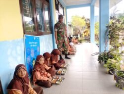 Babinsa Koramil 01/Jaya Pantau Distribusi Makanan Bergizi untuk Siswa SDN 14 Jaya