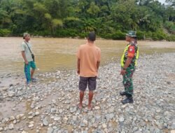 Babinsa Kodim 0105/Aceh Barat Lakukan Pemantauan Air Sungai untuk Antisipasi Banjir