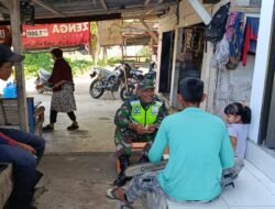 Babinsa Setia Bakti Serda Ferial Susanto Bersama Petugas Harian Desa Bersihkan Material Kayu Pengganggu Akses Jalan Kebun