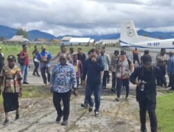 Danpos Korpasgat Enarotali dan Forkopimda Sambut Kedatangan Gubernur Papua Tengah