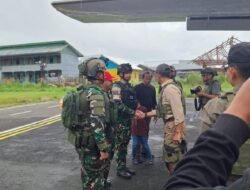 Satgas Korpasgat Pos Enarotali Sambut Kedatangan Pangkogabwilhan III di Bandara Enarotali