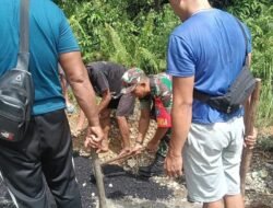 Wujud Kerja Nyata Babinsa Simpang Hulu Melaksanakan Gotong Royong Perbaikan Jalan Lintas Trans Kalimantan