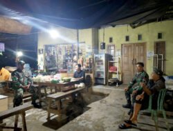 Meningkatkan Keamanan dan Ketertiban: Babinsa Koramil 1003-02/Padang Batung Gelar Komsos Malam Hari