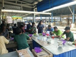 Babinsa Koramil 1005-09/Anjir Pasar Perkuat Silaturahmi Melalui Komsos dengan Warga
