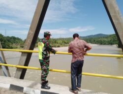 Babinsa Koramil 01/Sungaimas Pastikan Keamanan, Pantau Debit Air Sungai