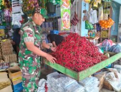 Babinsa Panga Pastikan Stok Sembako Aman di Pasar Tradisional