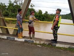 Perubahan Cuaca yang Tidak Menentu Babinsa Koramil 01/Sungaimas Laksanakan Giat Pemantauan Air Sungai di Desa Binaan