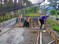 Sinergi TNI dan Rakyat, Babinsa Posramil 05/PC Terus Bantu Warga dalam Pembangunan Rumah di Wilayah Binaannya