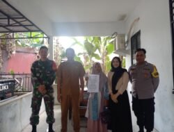 Babinsa Koramil 1001-05/Lampihong Dampingi Penyaluran BLT-DD kepada Warga