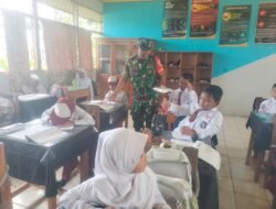 Babinsa Dampingi Penyaluran Makanan Sehat Bergizi di Tapin Utara