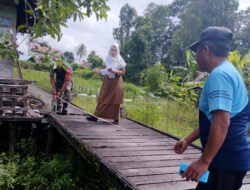 Babinsa Koramil 1003-07/Daha Utara Turun Langsung ke Lapangan untuk Pengecekan Titian Jalan yang Rusak