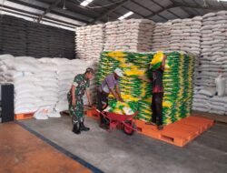 Babinsa Kunjungi Bulog untuk Pastikan Kualitas Beras
