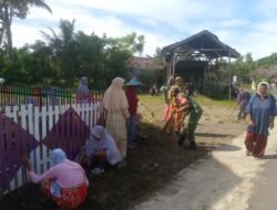Babinsa Koramil 01/Jaya, Koptu Aris Kartiko, Hadir di Tengah Masyarakat Melalui Gotong Royong