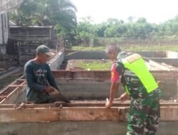 Babinsa Koramil 03/Kaway XVI Serka Dedi Hermanto Bantu Warga Bangun Rumah