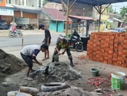 Babinsa Koramil 08/Arongan Lambalek Bantu Warga Percepat Pembangunan Rumah Warga