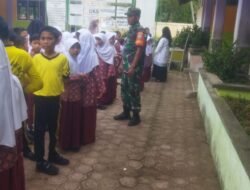 Babinsa Setia Bakti Gelar Pelatihan PBB dan Wawasan Kebangsaan di SDN 8 Setia Bakti