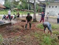 Gotong Royong Babinsa dan Masyarakat Dalam Membersihkan Pos Kamling