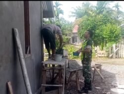Wujudkan Kebersamaan, Babinsa Koramil 02/Woyla Melaksanakan Karya Bakti Membantu Warga Binaanya