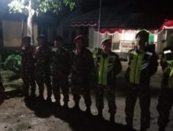 Babinsa dan Masyarakat Bersinergi dalam Patroli Keamanan Malam di Sungai Pandan