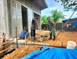 Babinsa Koramil 05/Panga, Koptu Izrillah, Bantu Warga dalam Karya Bakti Pembangunan Rumah
