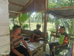Anjangsana Dengan Warga Babinsa Koramil 01/Sungaimas Laksanakan Komsos Di Desa Binaan