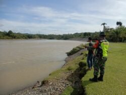Babinsa Koramil 01/Sungaimas Laksanakan Giat Pengecekan Debit Air Sungai Di Desa Binaan