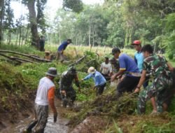 TNI Hadir di Tengah Masyarakat: Koramil 1003-02/Padang Batung Laksanakan Karya Bhakti Pembersihan Saluran Irigasi