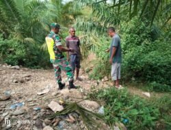 Rutinkan Patroli Babinsa Koramil 01/Sungaimas sosialisasi karhutla di Desa binaan nya