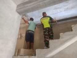 SERTU ONGKU BANTU WARGA BINAAN PLESTER RUMAH