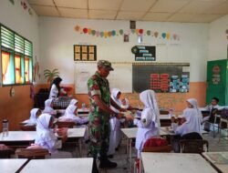 Babinsa Koramil 01/Jaya Kodim 0114/Aceh Jaya Kawal Distribusi Makanan Bergizi untuk 316 Siswa MIN 1 Aceh Jaya