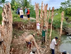 Babinsa Serka Roziqin dan Warga Binuang Gotong Royong Perbaiki Tanggul Sungai