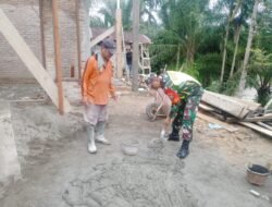 Dengan. Semangat Yang Tinggi Babinsa Koramil 01/Sungaimas bantu warga Desa Binaan