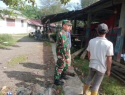 Babinsa koramil 07/ Johan pahlawan lakukan komsos terhadap masyakat berdomisili di bantaran sungai