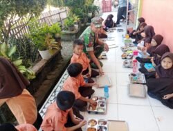 Babinsa Teunom Sapa Warga di Kedai Kopi, Sosialisasikan Penerimaan Prajurit TNI AD