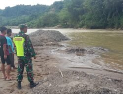 Babinsa Koramil 01/Sungaimas Laksanakan Giat Pengecekan Debit Air Sungai di Desa Binaan