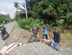 Babinsa Posramil 05/PC Terus Lakukan Gotong Royong, Bantu Warga Bangun Rumah
