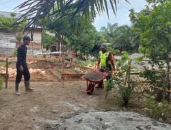 Babinsa Koramil 0105-10/Woyla Barat Bantu Warga Membuat Adukan Semen untuk Pengecoran Dinding Rumah