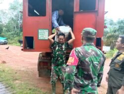 Peduli Korban Banjir, Babinsa Manis Mata Dampingi Forkopimcam Salurkan Bantuan Logistik