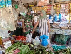 Babinsa Koramil Pasie Raya Laksanakan Pengecekan Harga Sembako di Pasar Tradisional