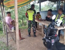 Jaga Keamanan Wilayah Babinsa Koramil 01/Sungaimas Laksanakan Patroli dan Komsos dengan Warga Desa Binaan