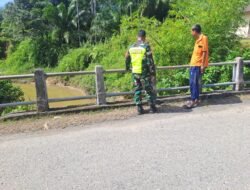 Antisipasi Banjir, Babinsa Koramil 11/Woyla Timur Cek Kondisi Air