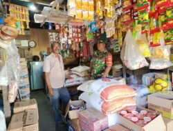 Babinsa Koramil Pasie Raya Lakukan Pengecekan Harga Sembako di Pasar