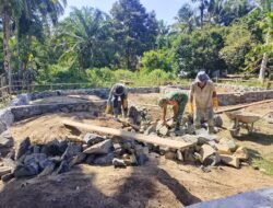 Babinsa Koramil 05/Panga Bantu Warga Bangun Pondasi Rumah di Desa Tuwie Kareuen