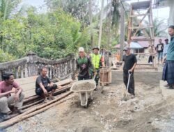 Laksanakan Karya Bakti Babinsa Koramil 01/Sungaimas Bantu Warga Desa Binaan