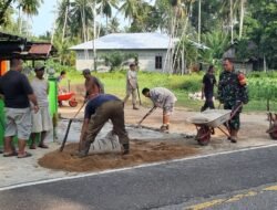 Babinsa Sungai Awan Kiri Gotong Royong Bersama Warga Pengecoran Masjid At-Taubah