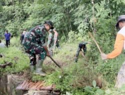 TNI dan Masyarakat Bersinergi: Gotong Royong Pembersihan Saluran Irigasi di Padang Batung