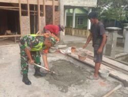 Babinsa Posramil 06/Bubon Bantu Warga Mengaduk Semen untuk Membuat Rumah warga Binaan