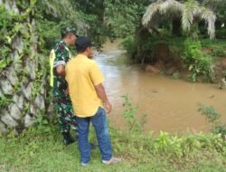 Babinsa dan Warga Bersama Cek Kebersihan Sungai untuk Antisipasi Banjir